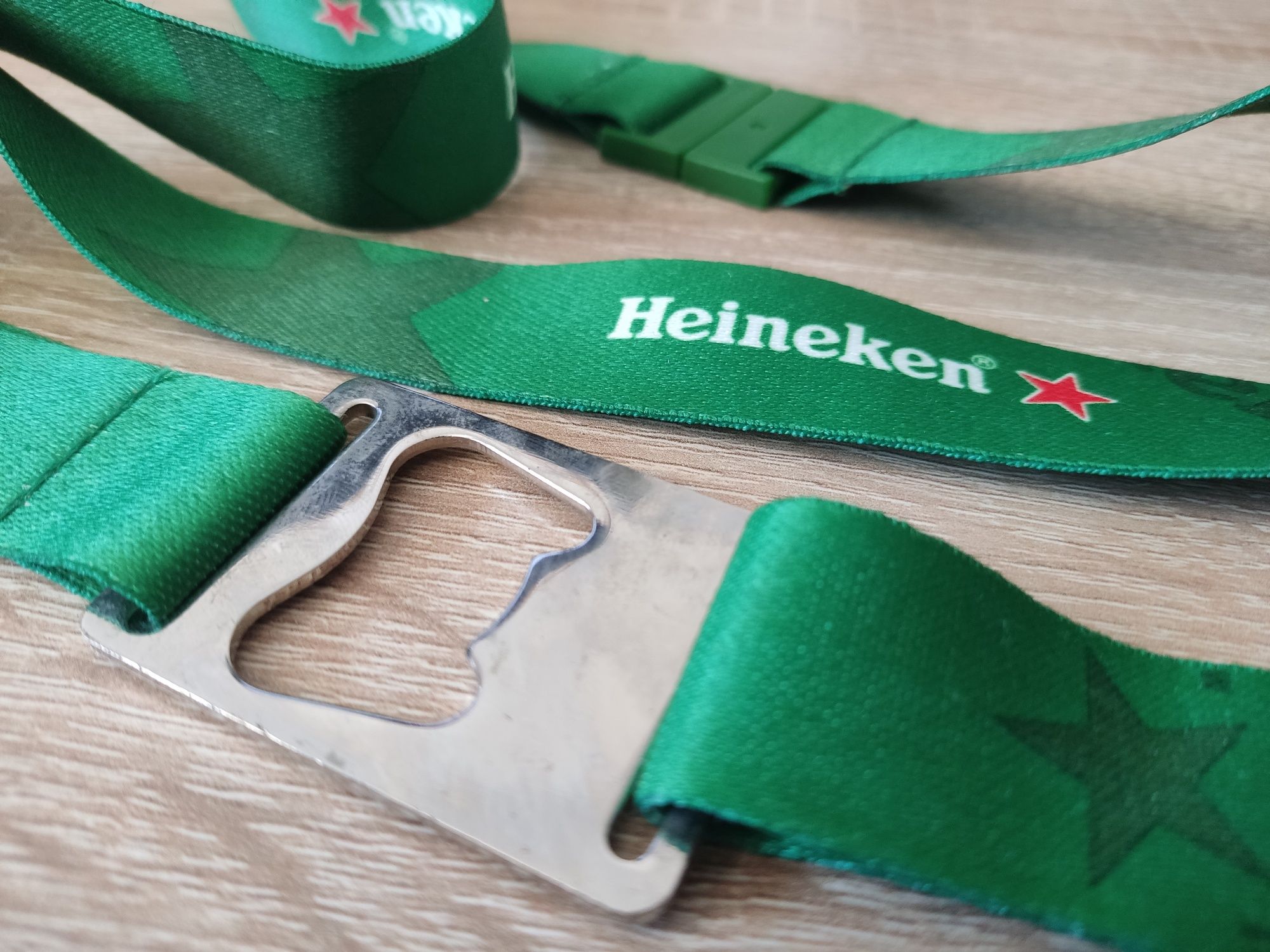 Heineken otwieracz do butelek na smyczy z karabińczykiem