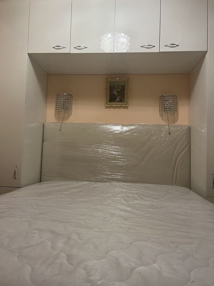 Спальня в отличном состоянии ( кровать,матрац, 4 шкафа)