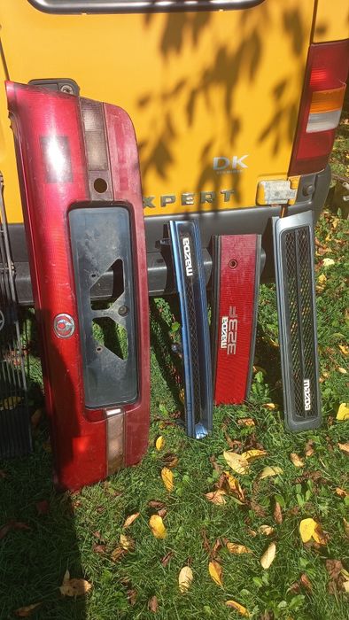 Решітка радіатора Мазда 323