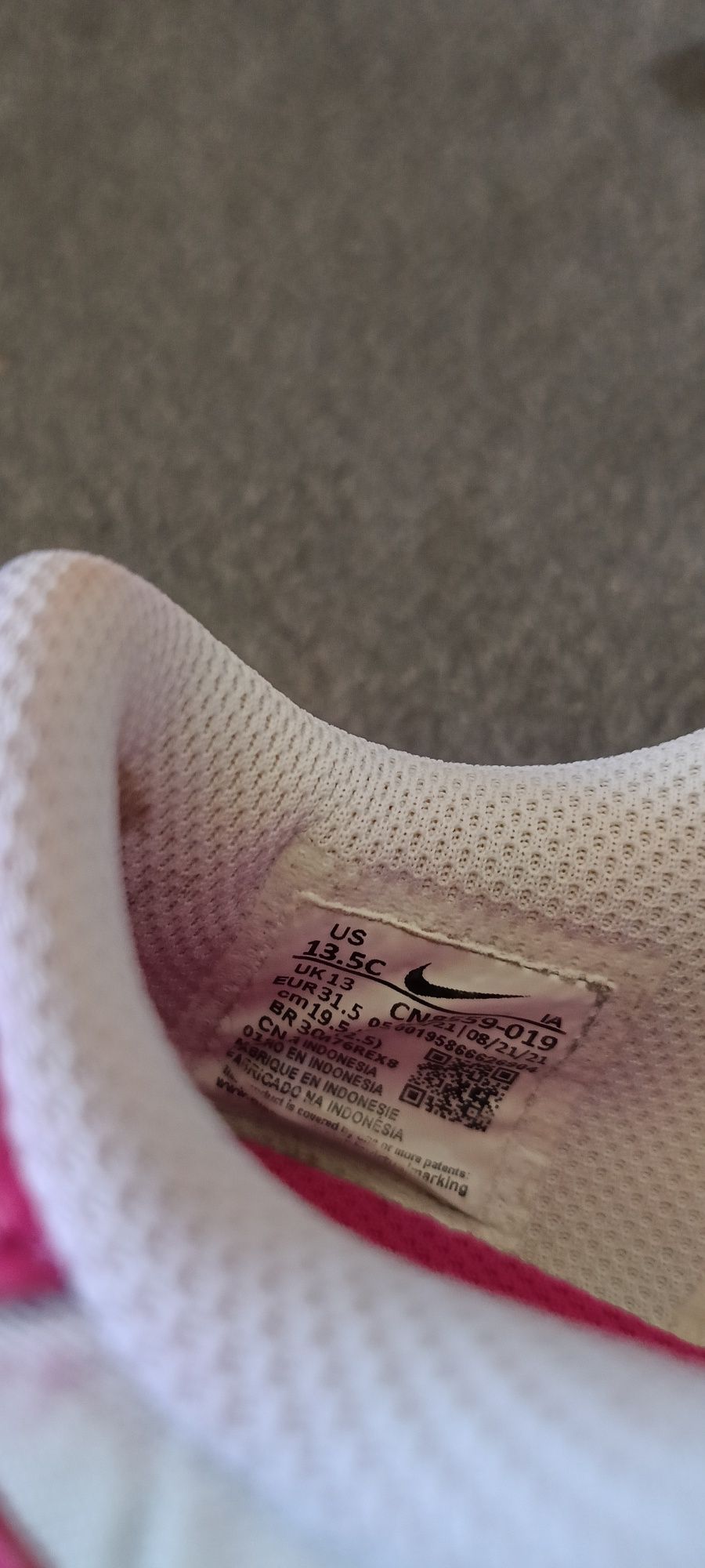 Buty adidasy dla dziewczynki firmy Nike.