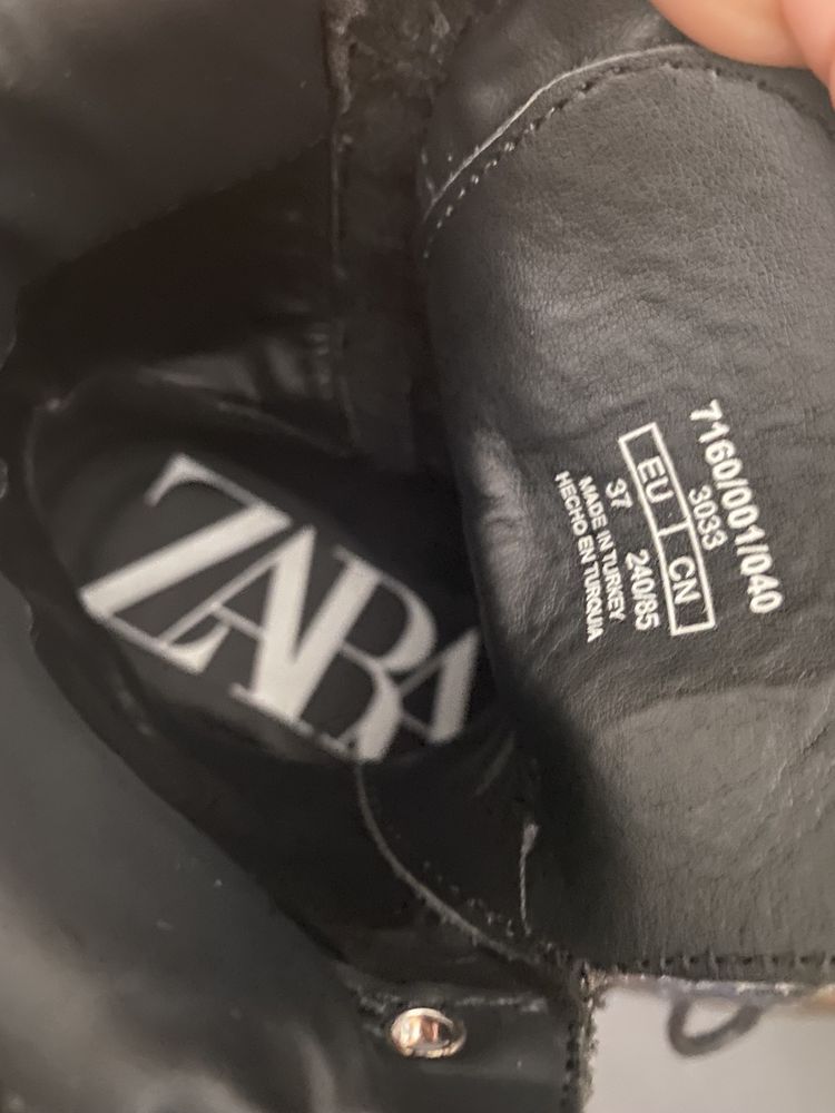 Botas pele Zara com tachas e pérolas