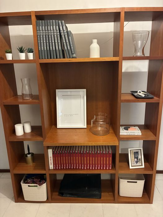 Movel de madeira com divisórias