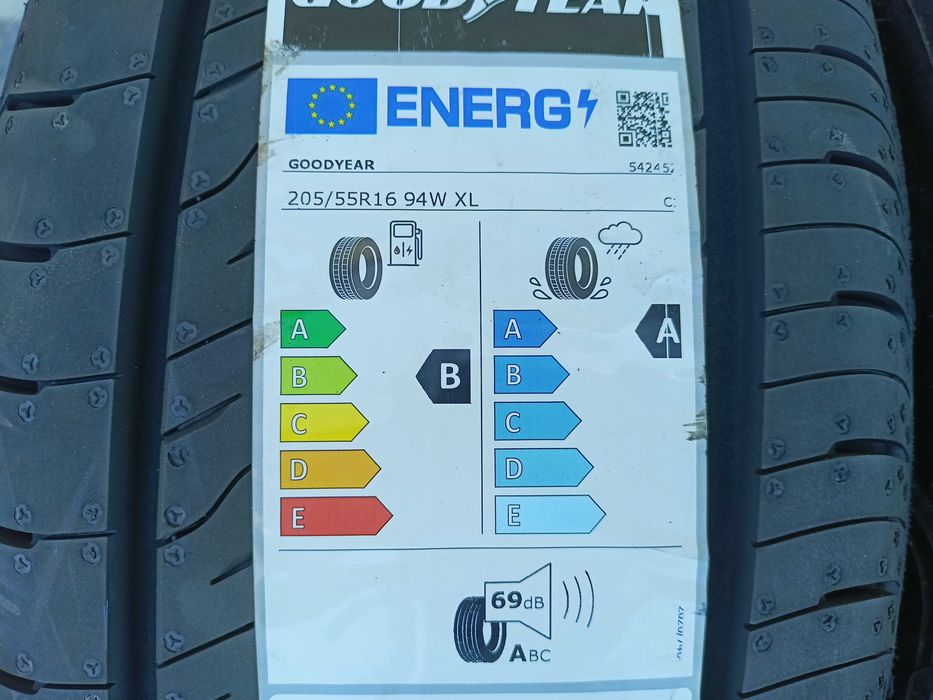 2  opony 205/55R16 goodyear   ,  8-9mm ,   DEMO   ,  2022 r