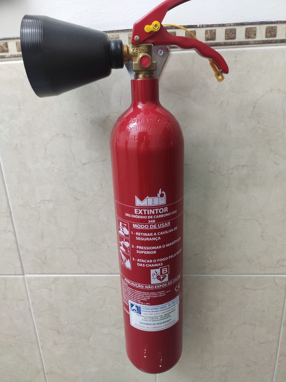 Extintores de pó e co2