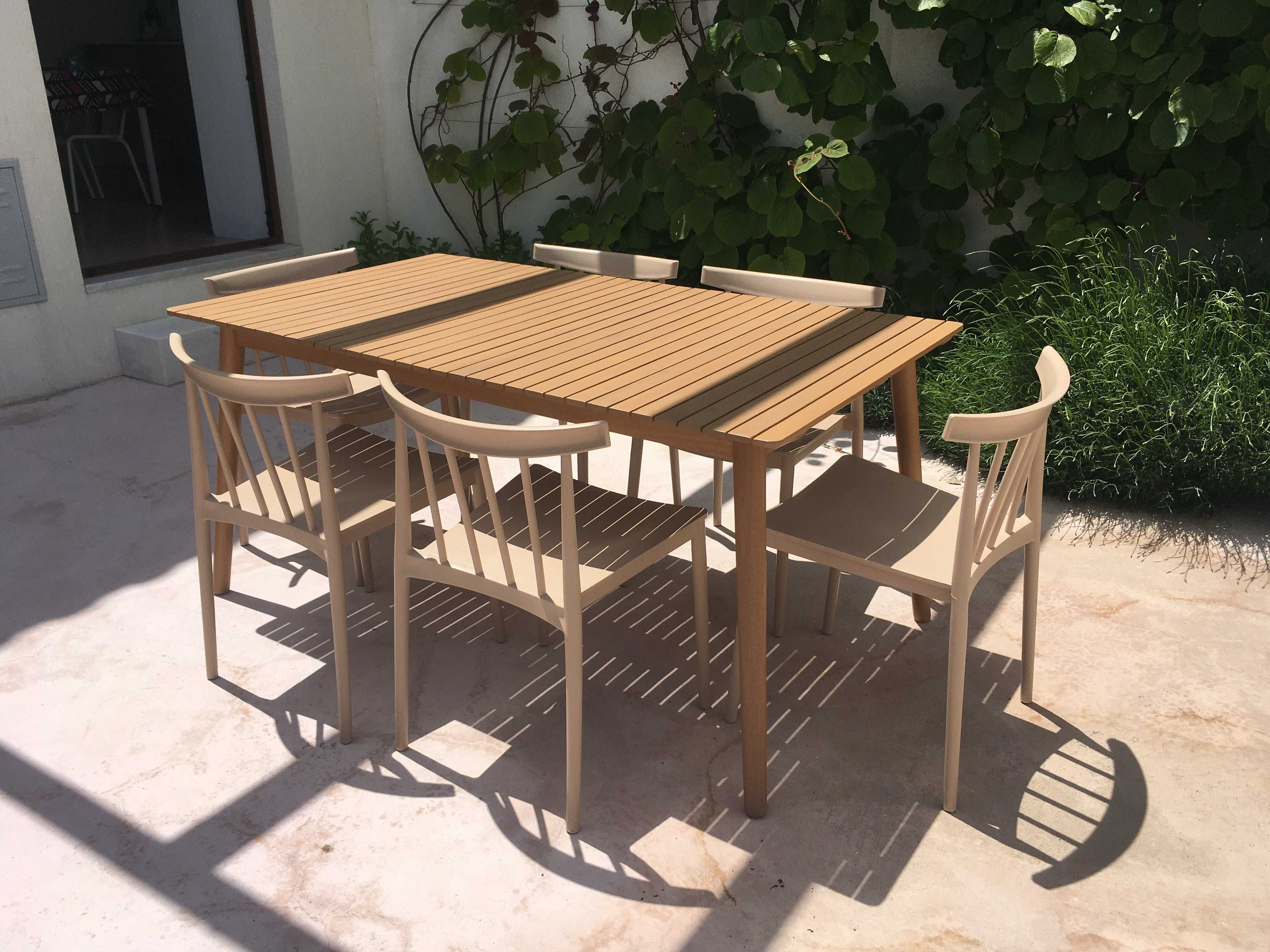 Mesa de exterior em madeira maciça