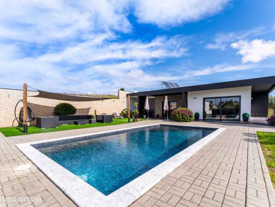 Moradia com jardim, piscina e garagem em Évora de Alcobaça