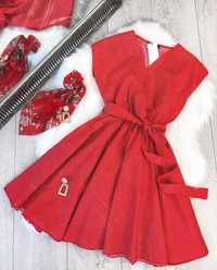 Червона сукня в горох під пояс
