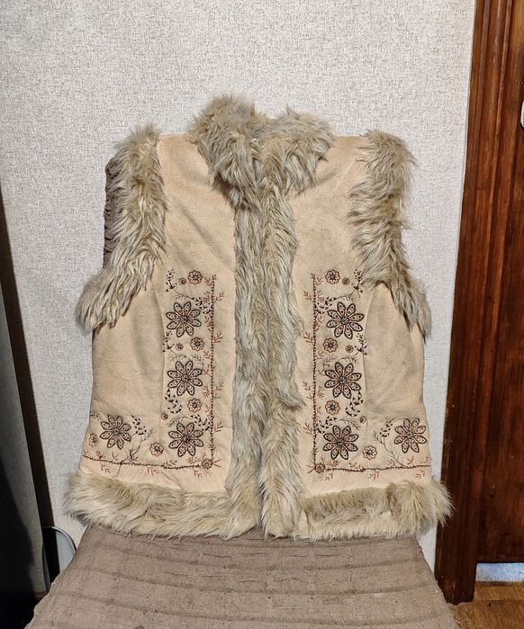 Жилетка меховая с вышивкой Красивая тёплая