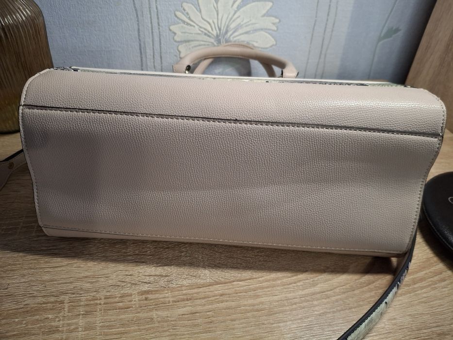 Сумка брендова оригінал  Guess бежева з білим