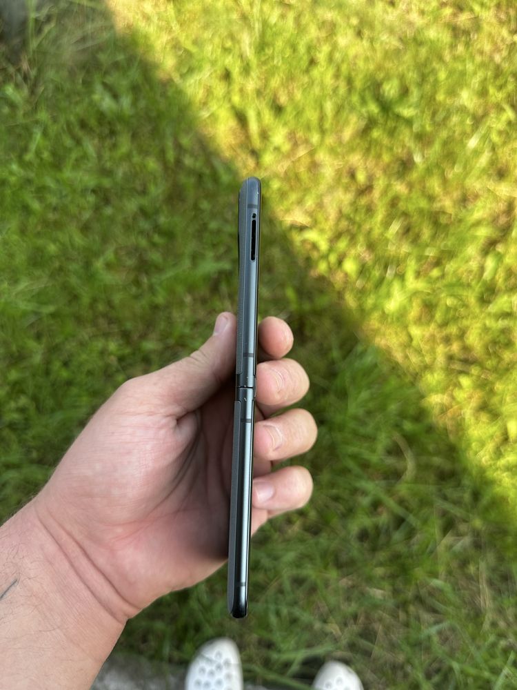 Продам Motorola Razr 2023 8/128Гб
