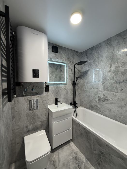 МОЖНА ПІД Є ВІДНОВЛЕННЯ  Продам 2 кімнатну квартиру район Формаркету