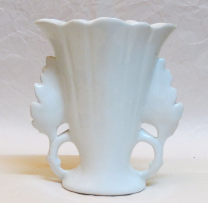 Jarra em porcelana da Limoges com flores moldadas e folhas douradas