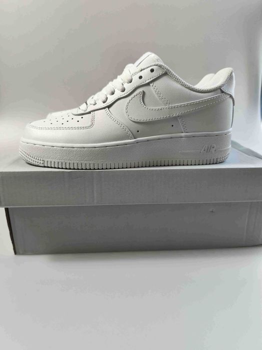Damskie białe trampki Nike, rozmiar 39