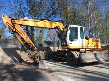 Wykopy pod obiekty przemysłowe, prace niwelacyjne, rozbiórki