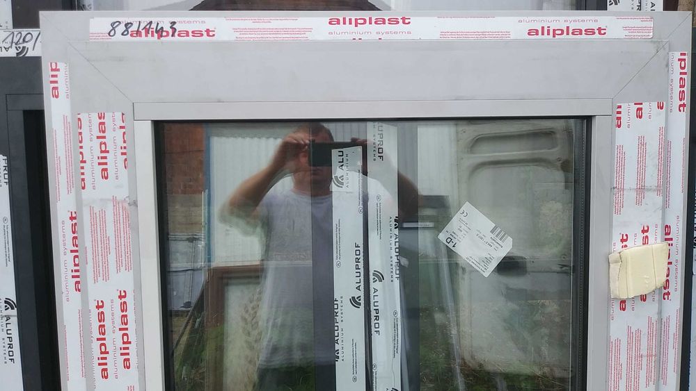 Okno aluminiowe 88/143 szare trzy szybowe