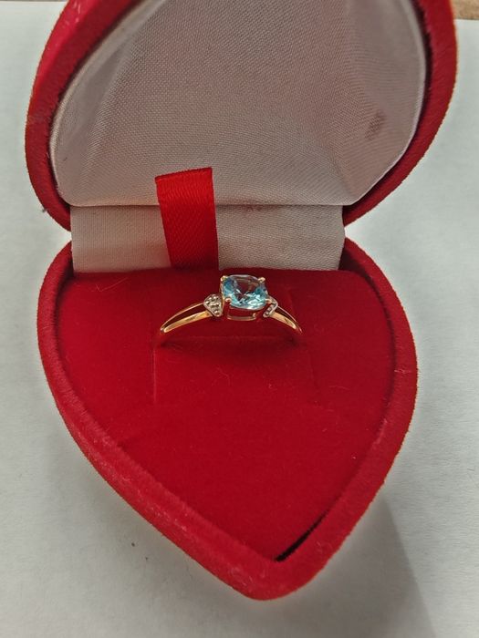 Złoty pierścionek zaręczynowy nowy