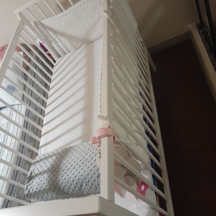 Berco + colchão + lencois e brinquedo berço