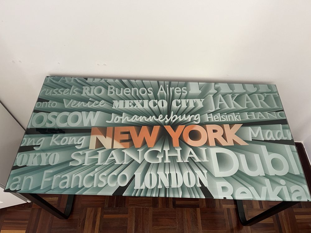 Secretária em ferro com placa de vidro