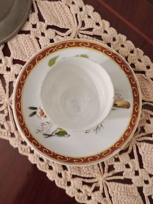 Duas chávenas antigas chinesas para café com a chinesa na base.