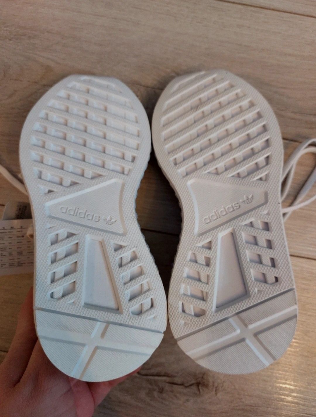 Nowe białe dziecięce Adidas Deerupt Runner, rozm. 28/29