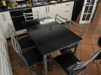 Conjunto: Mesa de cozinha com tampo de vidro preto e seis cadeiras