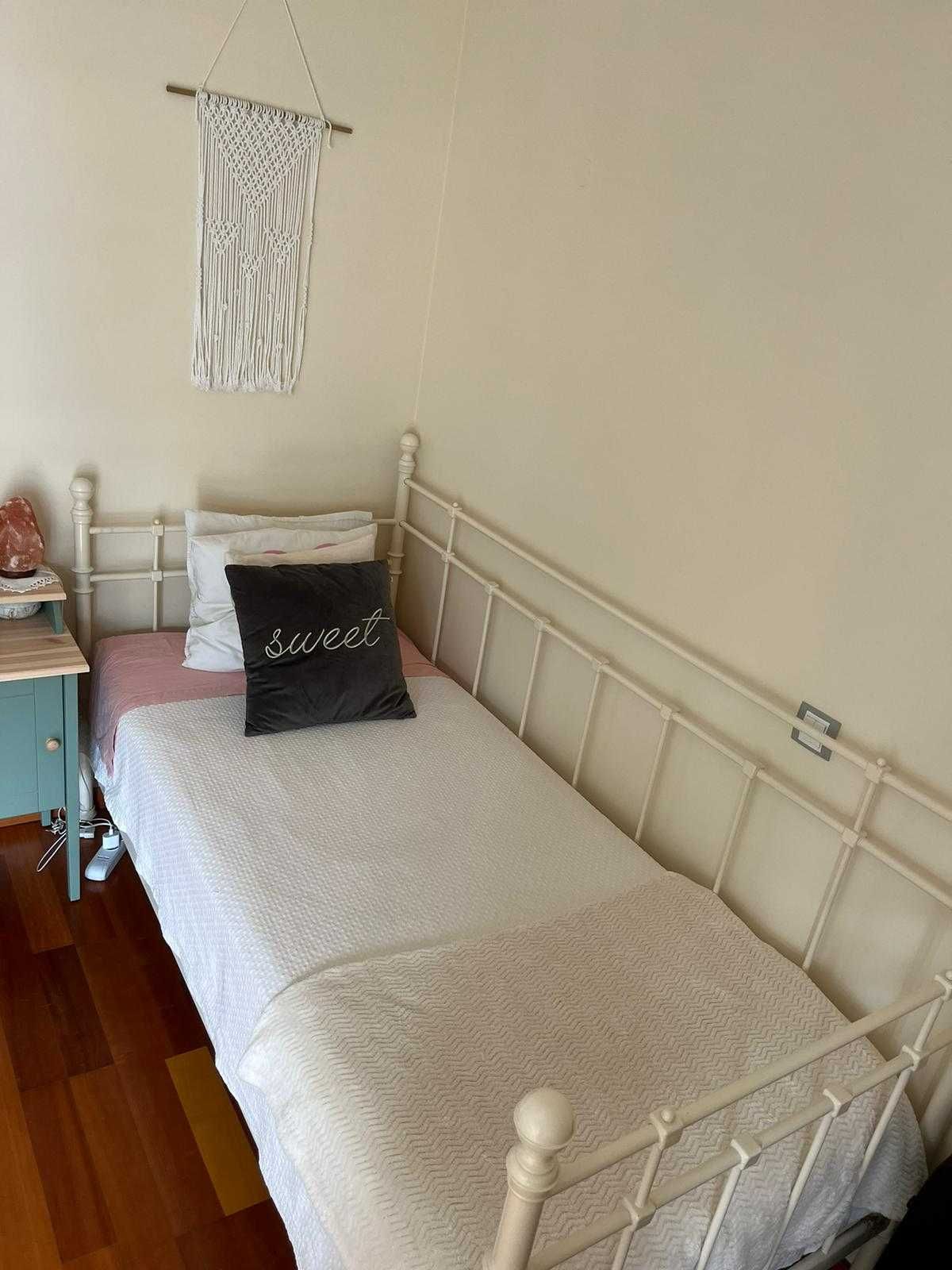 Cama 1m x 2,1m (inclui estrado e colchão)