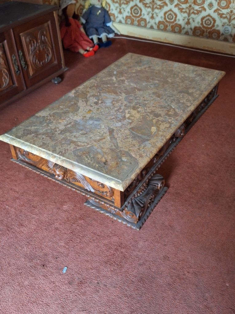 Mesinha para sala de visitas ou outros,,em mogno , toda trabalhada
