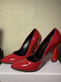 Жіночі червоні туфлі на каблуку