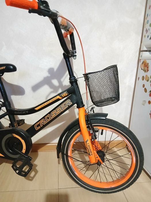 Велосипед дитячий помаранчево-чорного кольору 16 дюймів на 4-7 років