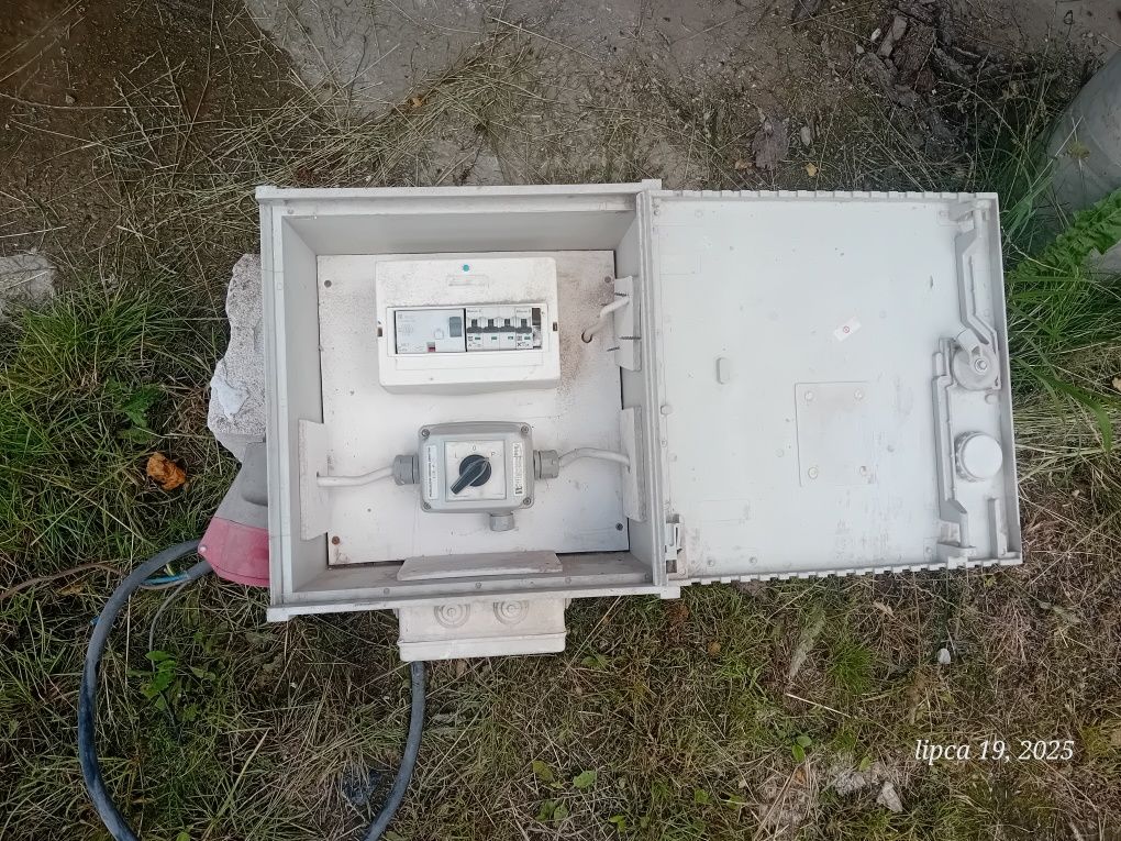 Skrzynka elektryczna prowizorka budowlana..