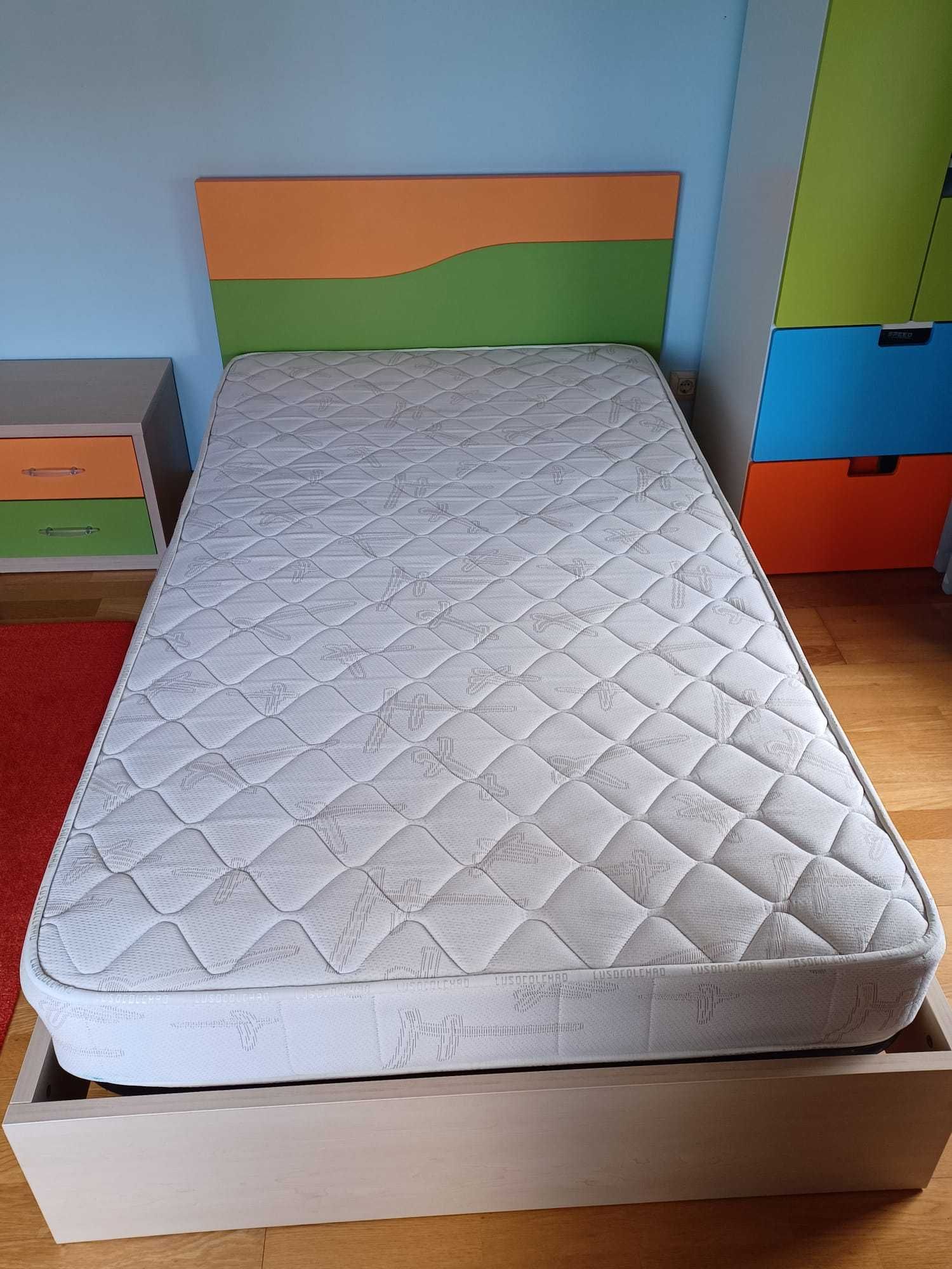 Quarto de criança completo com cama, cabeceira e armário