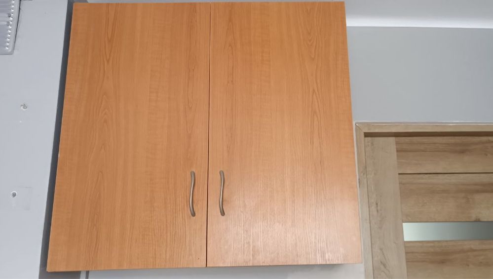 Szafka wiszaca z półkami kolor drewna wiśnia