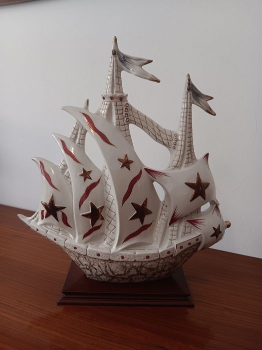 Estatueta cerâmica barco