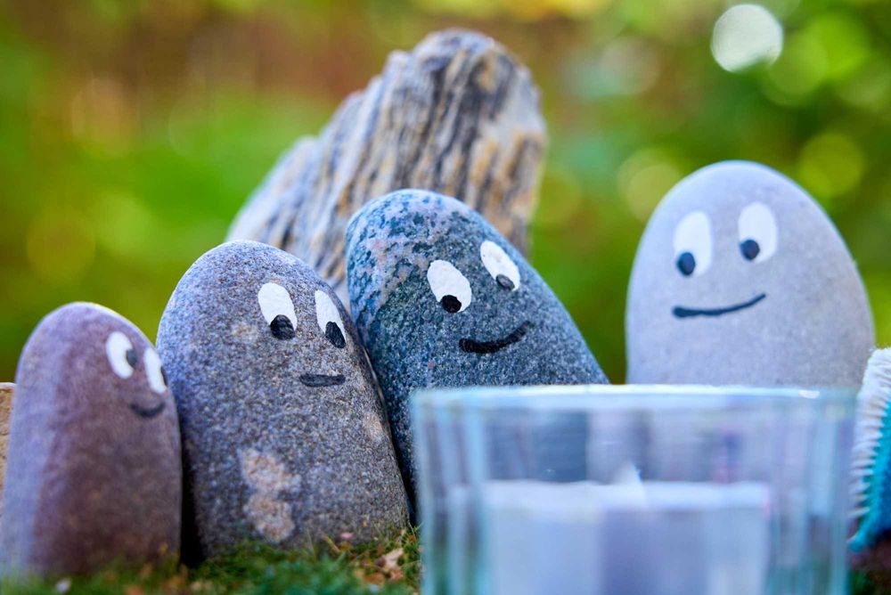 Dekoracja, świecznik z kamieni na plastrze drewna