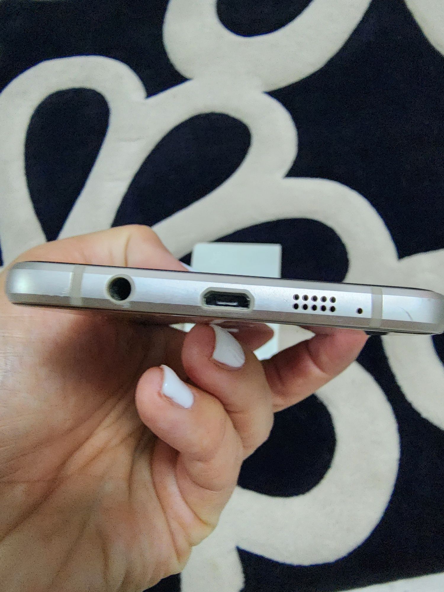 Мобильный телефон Samsung Galaxy A7 2016 .