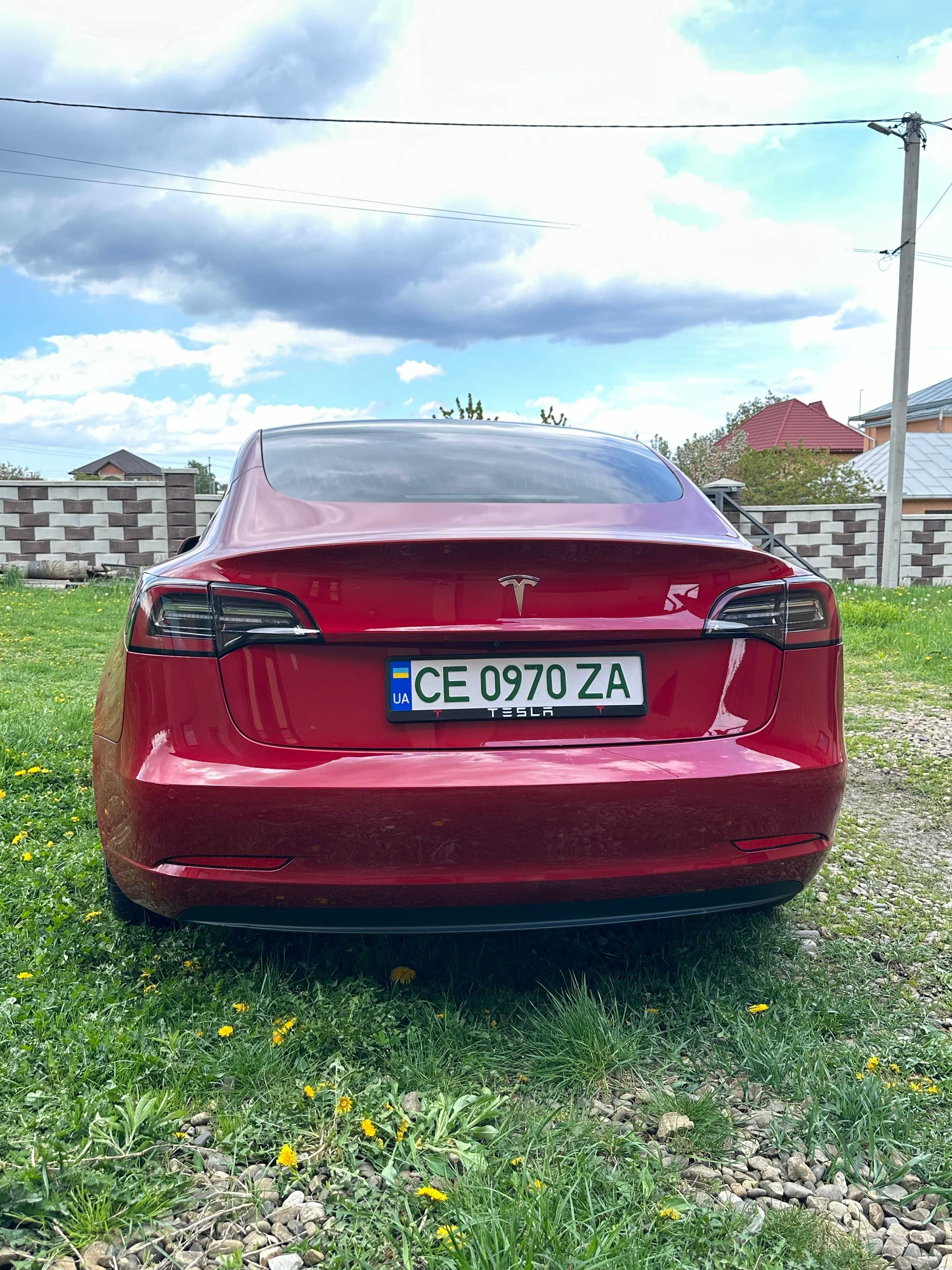 Автомобіль Tesla Model 3