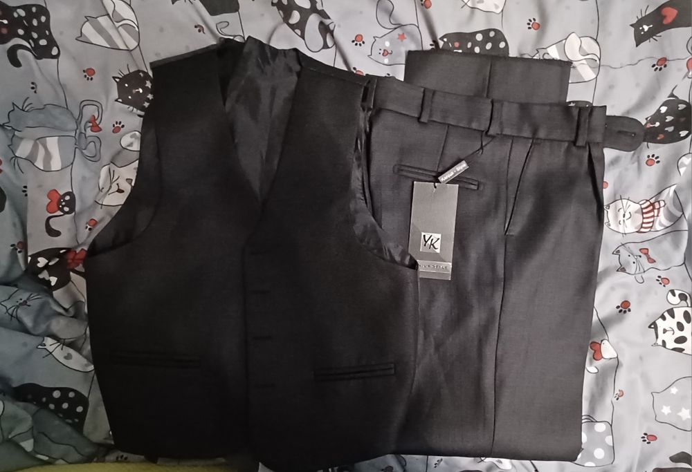 Новый костюм 32 размера