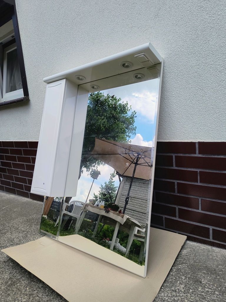 Lustro łazienkowe z szafką i oświetleniem