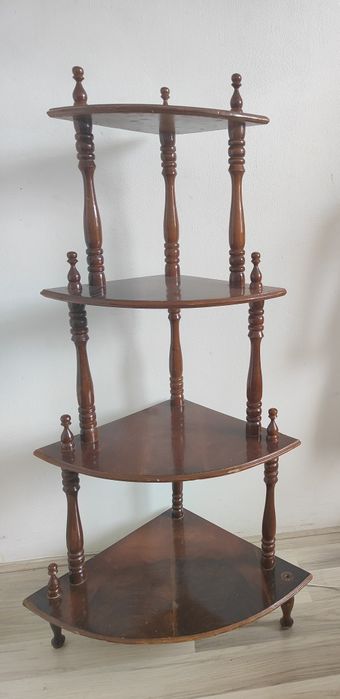 Regał narożny z półkami z drewna.