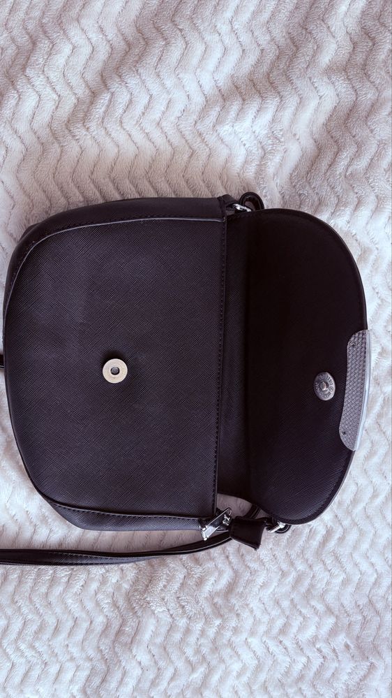 Czarna torebka crossbody