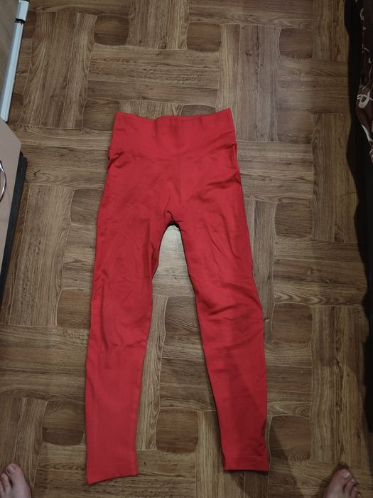 червоні лосини з пушапом