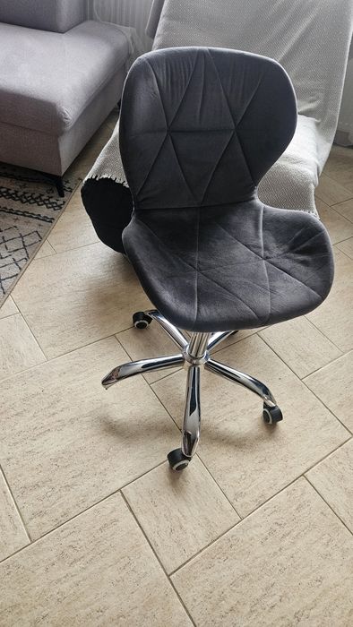 Krzesło do toaletki biurka lekkie uszkodzone