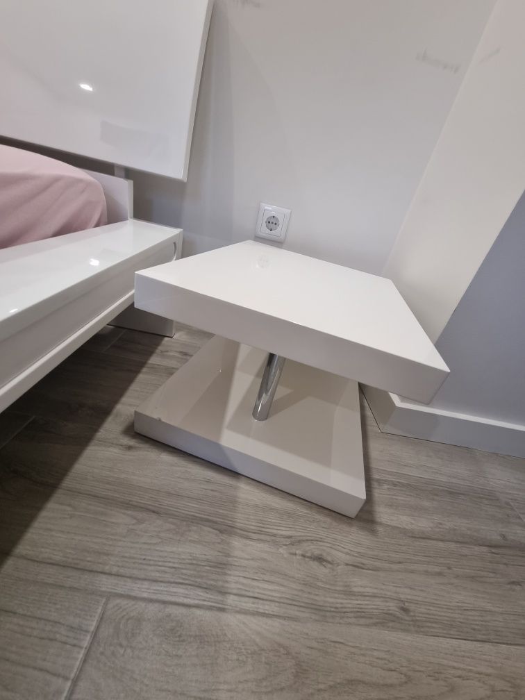 Cama de Casal em Branco Lacado com Brilho