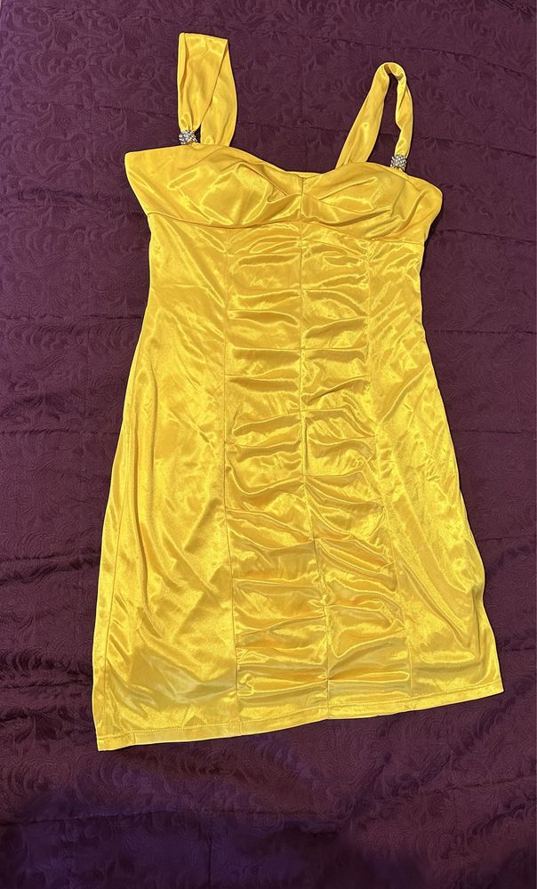 Жовта сукня для красунь