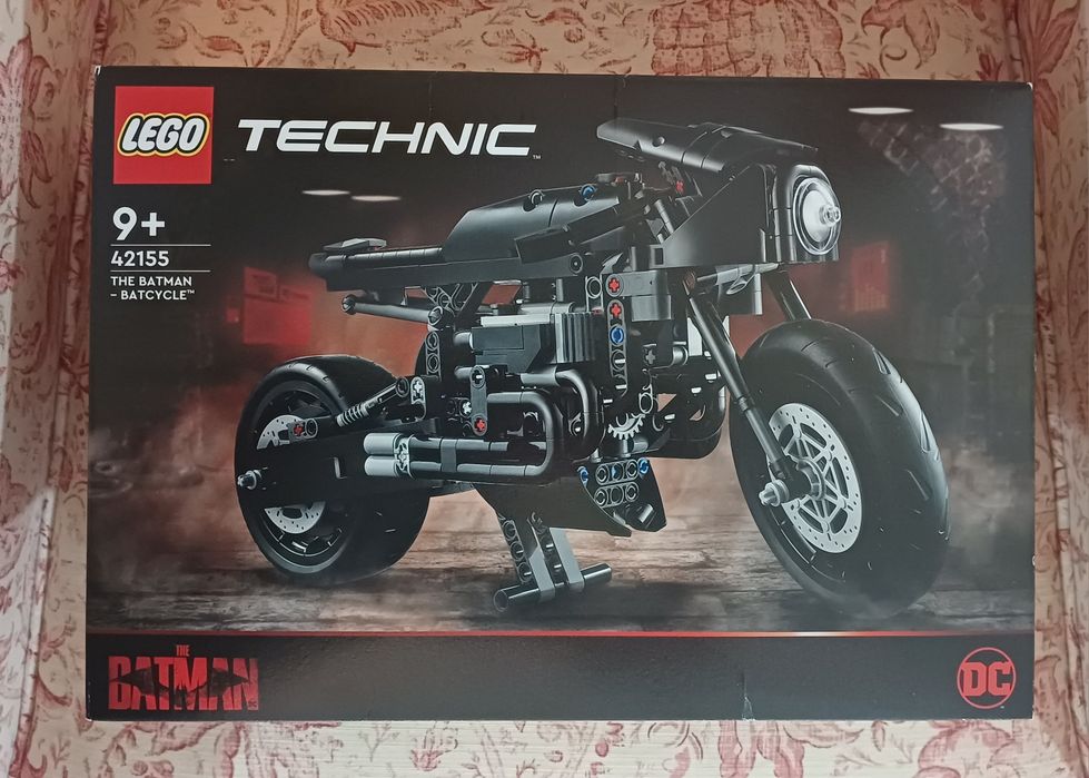 42155 - THE BATMAN – BATCYCLE™

Novo.
A caixa apresenta danos (amassa