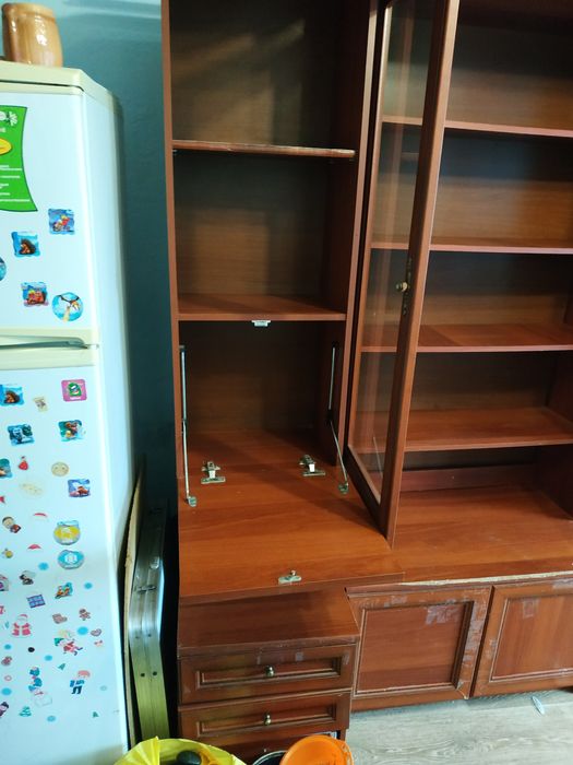 Стінка тумбочки.