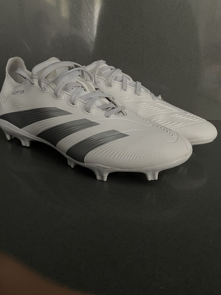 Chuteiras Adidas Predator Academy Brancas – usado uma vez sem etiqueta