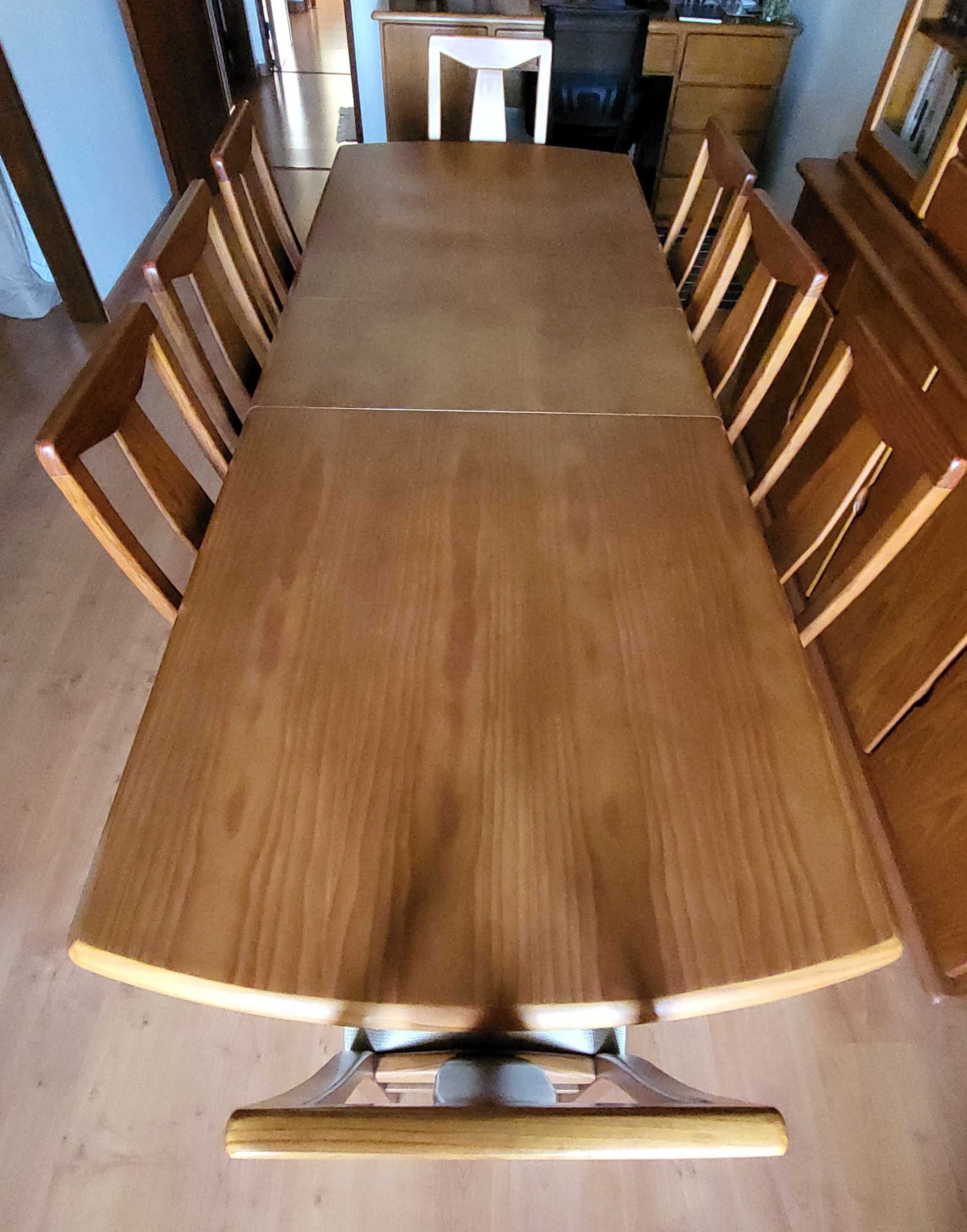 Mesa de sala de jantar com 8 cadeiras