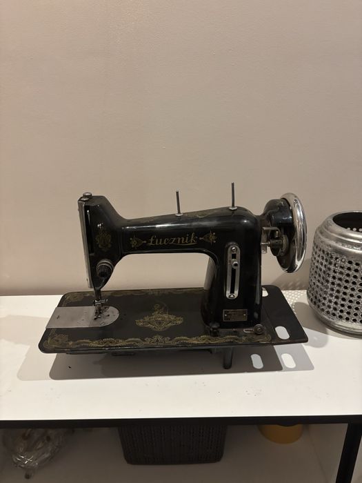 Stara maszyna do szycia łucznik