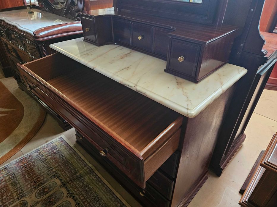 Comoda em madeira maciça com tampo em pedra e espel